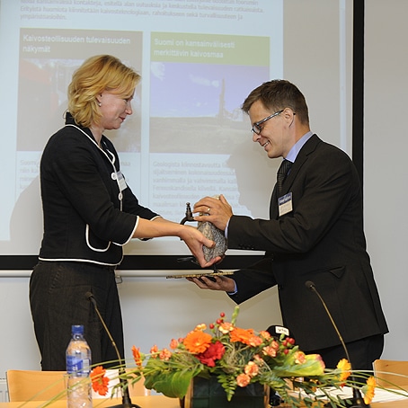 Mari Pantsar-Kallio from Ministry of Employment and the Economy handed over the award to Matti Rautakoski, Business Manager of KATI
