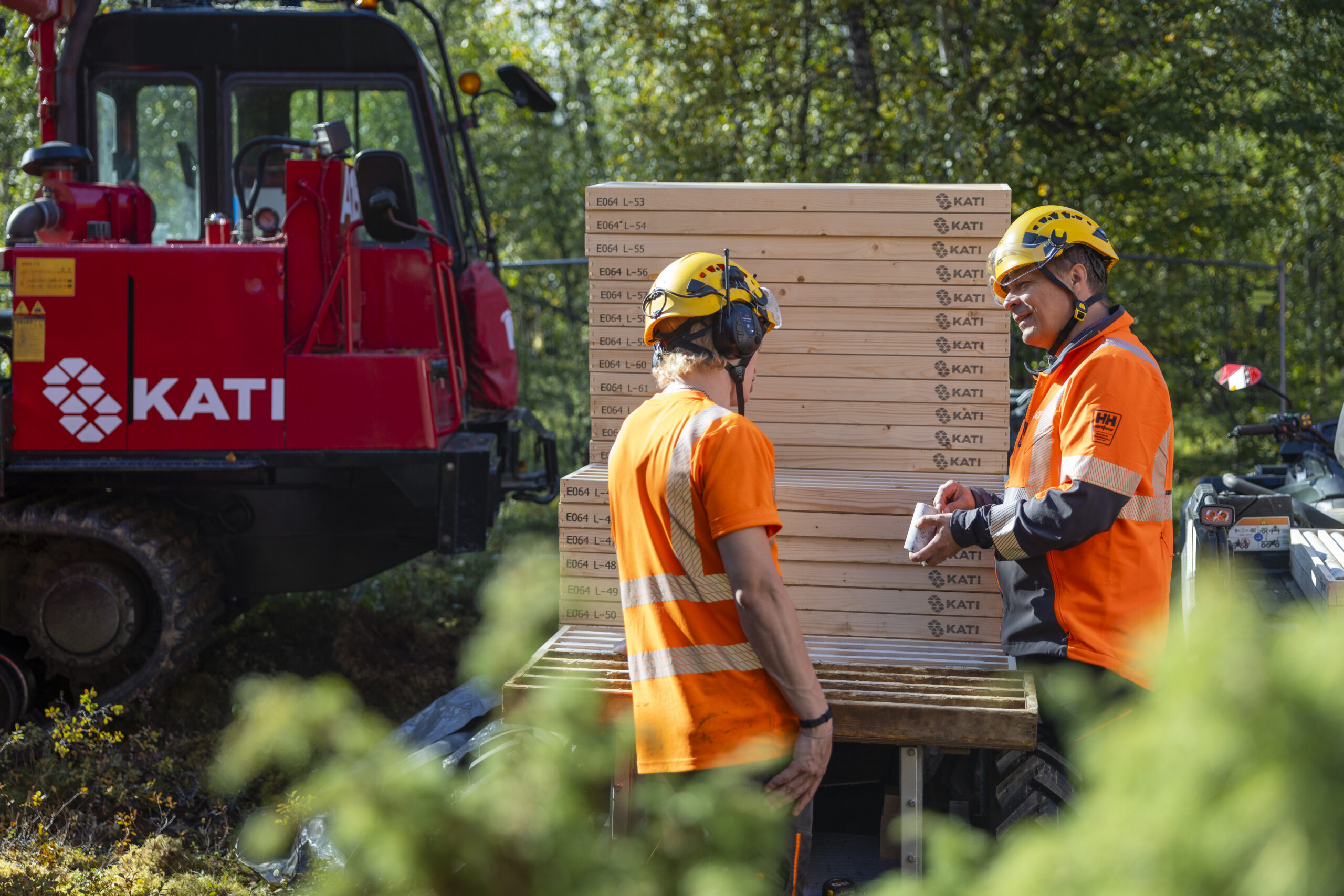 KATIn kairaajat keskustelevat kivinäytteestä